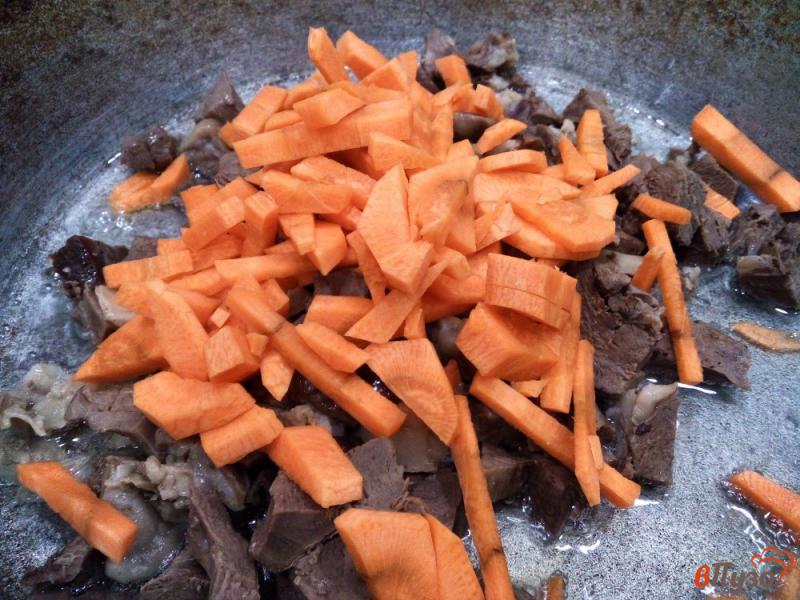 Фото приготовление рецепта: Тушеный картофель с сердцем и овощами шаг №3