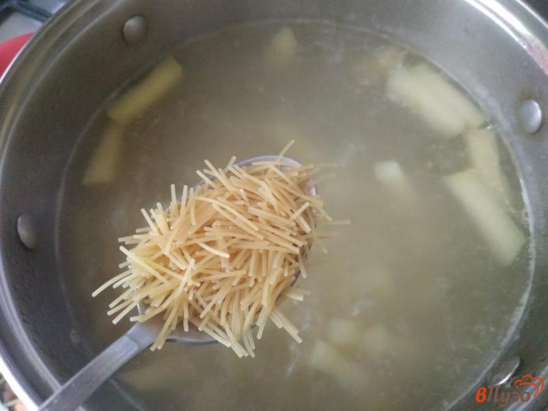 Фото приготовление рецепта: Сырный суп шаг №3