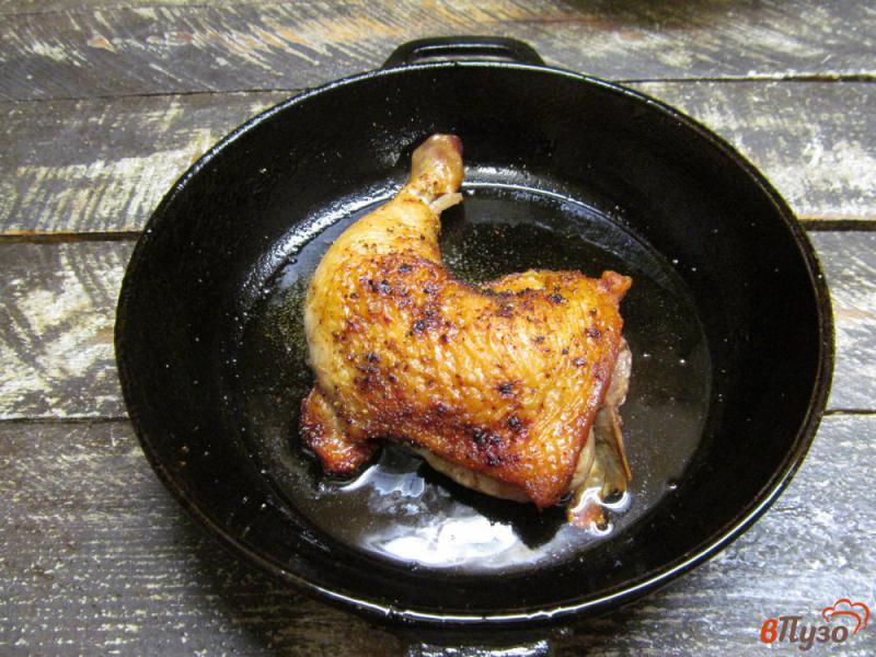 Фото приготовление рецепта: Жареные куриные окорочка под смородиновым соусом шаг №3