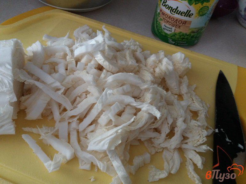 Фото приготовление рецепта: Салат из пекинской капусты и копченой колбасой шаг №1