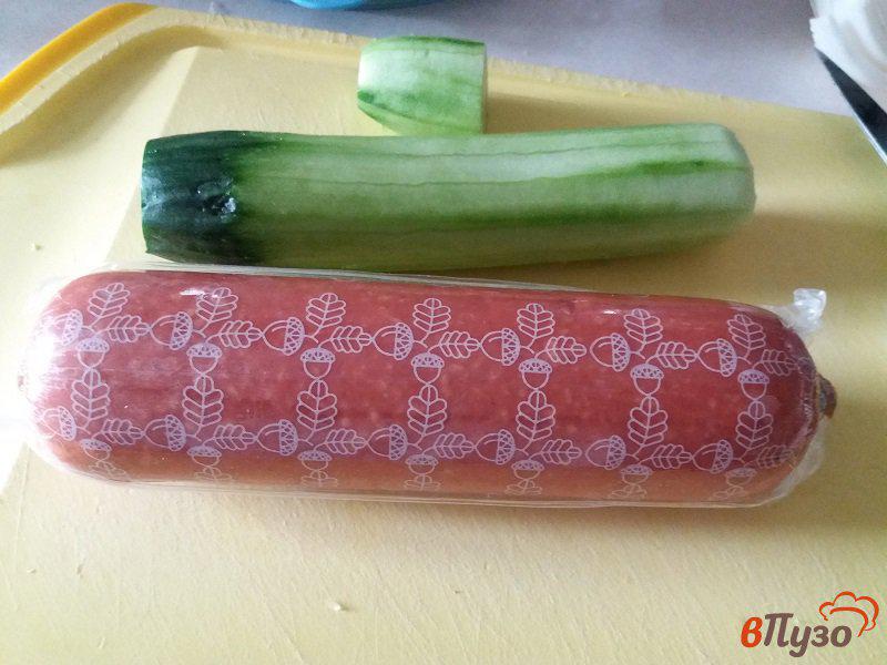Фото приготовление рецепта: Салат из пекинской капусты и копченой колбасой шаг №3