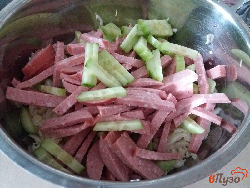 Фото приготовление рецепта: Салат из пекинской капусты и копченой колбасой шаг №5