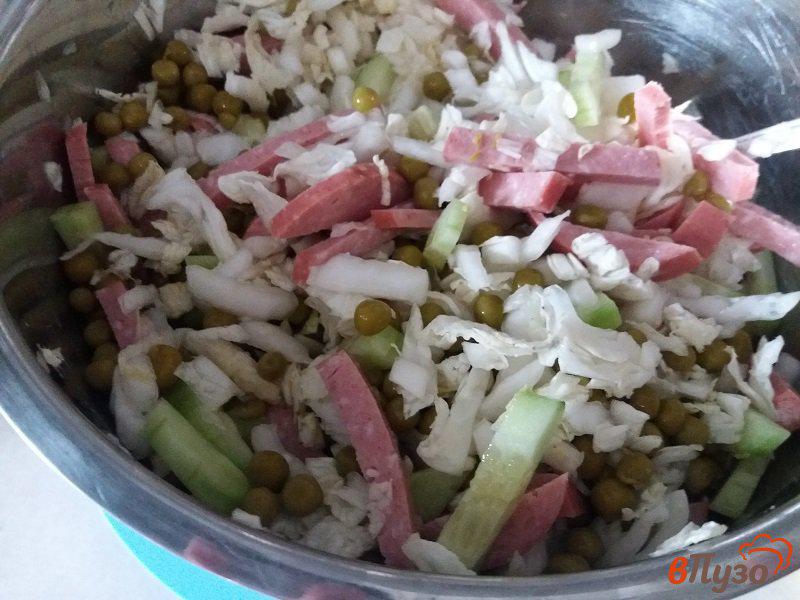 Фото приготовление рецепта: Салат из пекинской капусты и копченой колбасой шаг №7