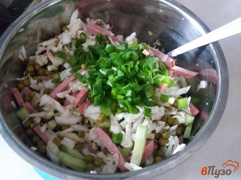 Фото приготовление рецепта: Салат из пекинской капусты и копченой колбасой шаг №8