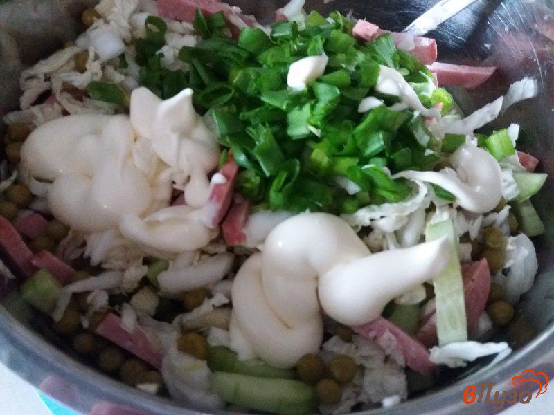 Фото приготовление рецепта: Салат из пекинской капусты и копченой колбасой шаг №9