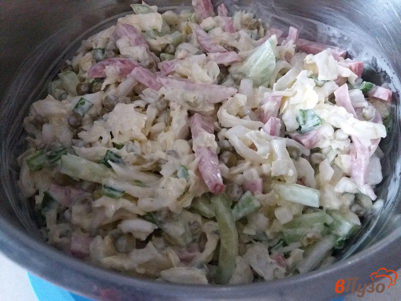 Фото приготовление рецепта: Салат из пекинской капусты и копченой колбасой шаг №10