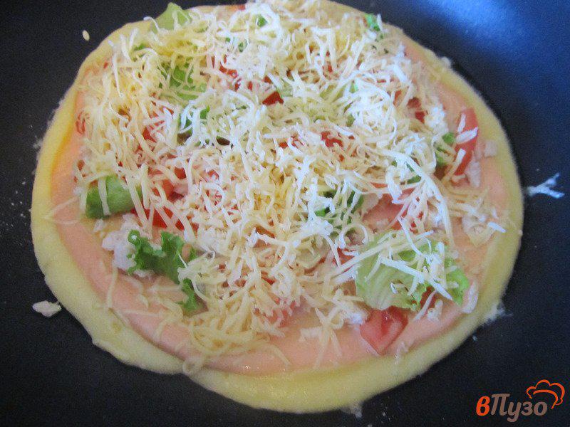 Фото приготовление рецепта: Быстрая пицца на сковороде шаг №6
