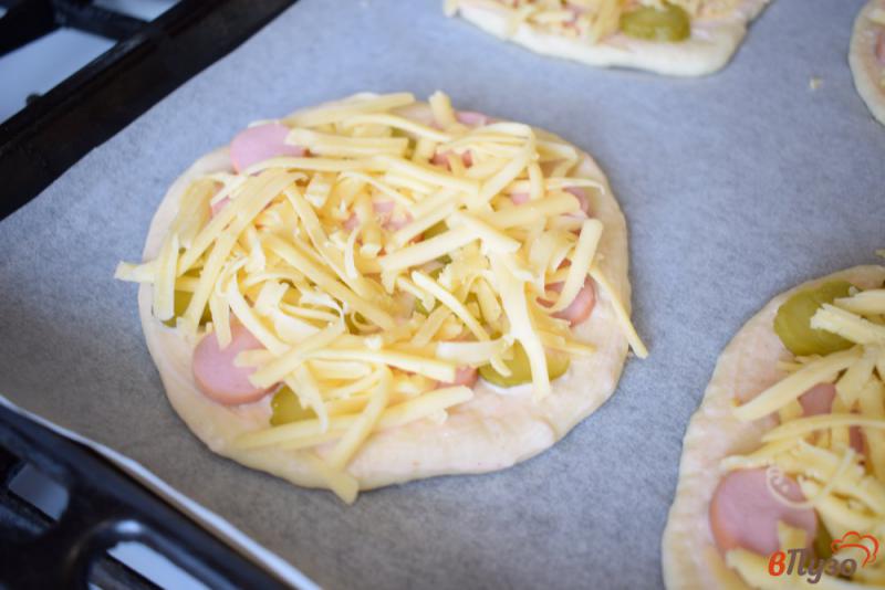 Фото приготовление рецепта: Пицца с маринованными огурцами и сосисками шаг №6