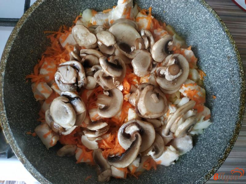 Фото приготовление рецепта: Плов с курицей и грибами шаг №3