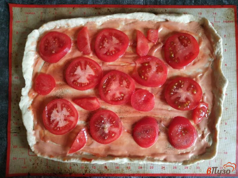 Фото приготовление рецепта: Пицца домашняя с томатами и моцареллой шаг №6