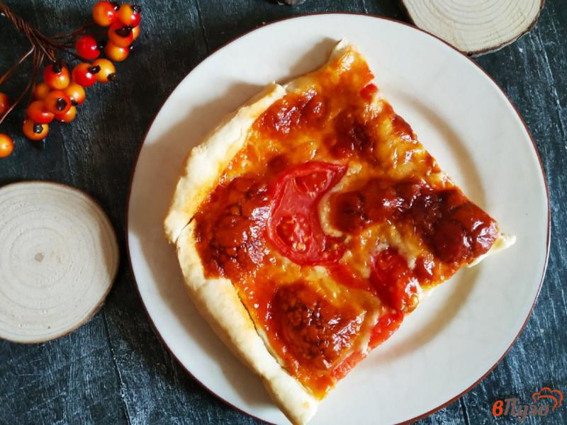 Фото приготовление рецепта: Пицца домашняя с томатами и моцареллой шаг №9