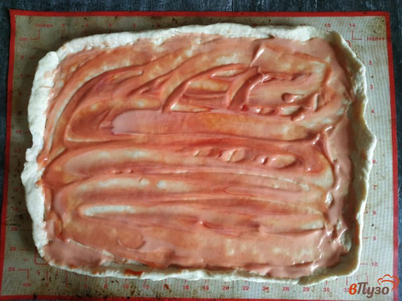 Фото приготовление рецепта: Пицца домашняя с томатами и моцареллой шаг №5