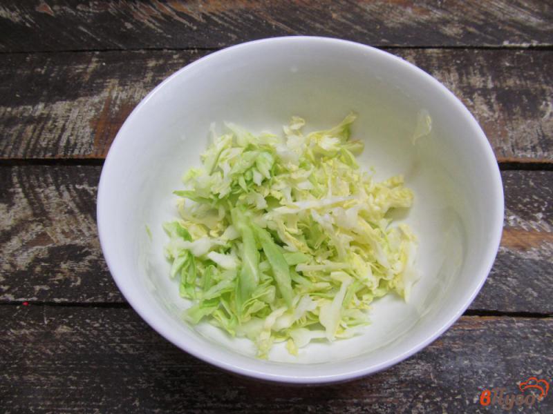Фото приготовление рецепта: Салат из молодой капусты с редисом и кукурузой шаг №1