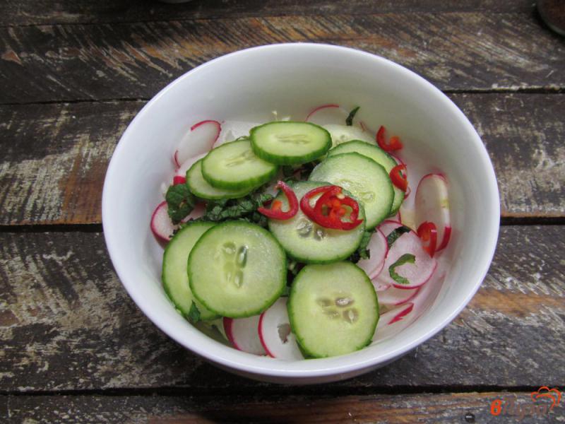 Фото приготовление рецепта: Салат из молодой капусты с редисом и кукурузой шаг №4