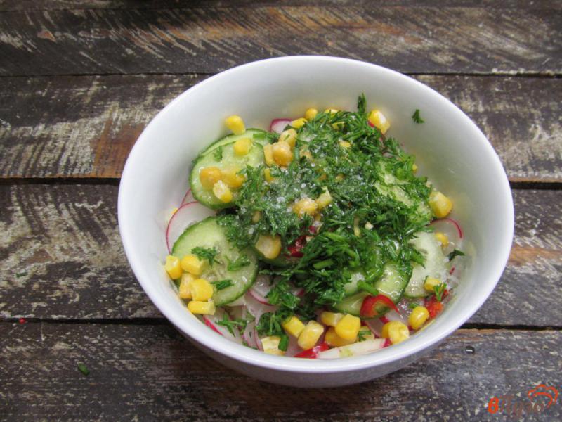 Фото приготовление рецепта: Салат из молодой капусты с редисом и кукурузой шаг №6