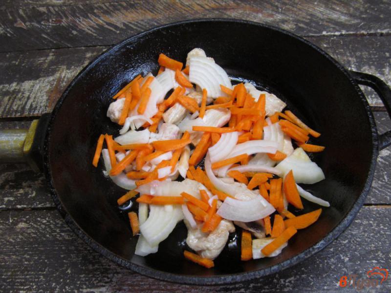 Фото приготовление рецепта: Филе индейки с луком и фасолью шаг №2
