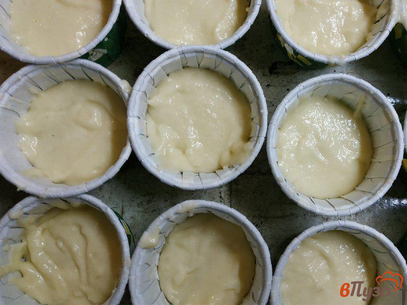 Фото приготовление рецепта: Манные кексы с бразильским орехом шаг №4