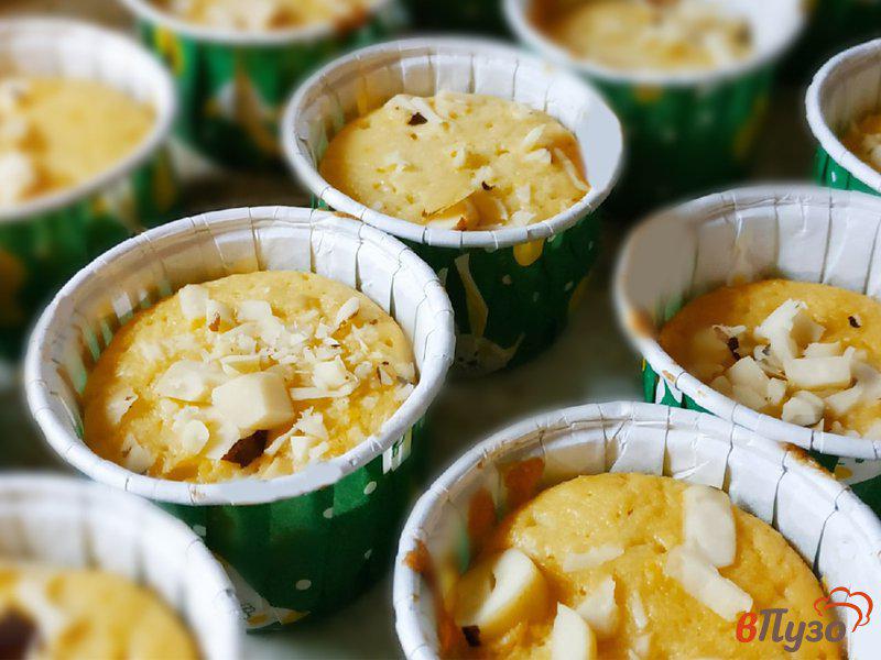 Фото приготовление рецепта: Манные кексы с бразильским орехом шаг №7