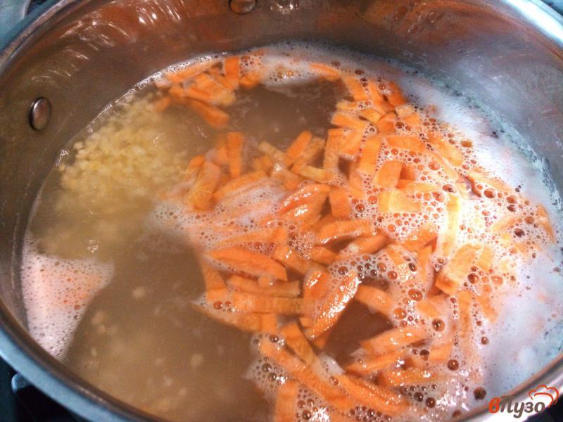 Фото приготовление рецепта: Рыбный суп с бычками, пшеном и овощами шаг №2