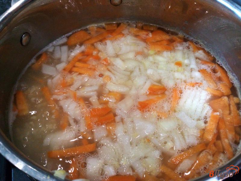 Фото приготовление рецепта: Рыбный суп с бычками, пшеном и овощами шаг №3
