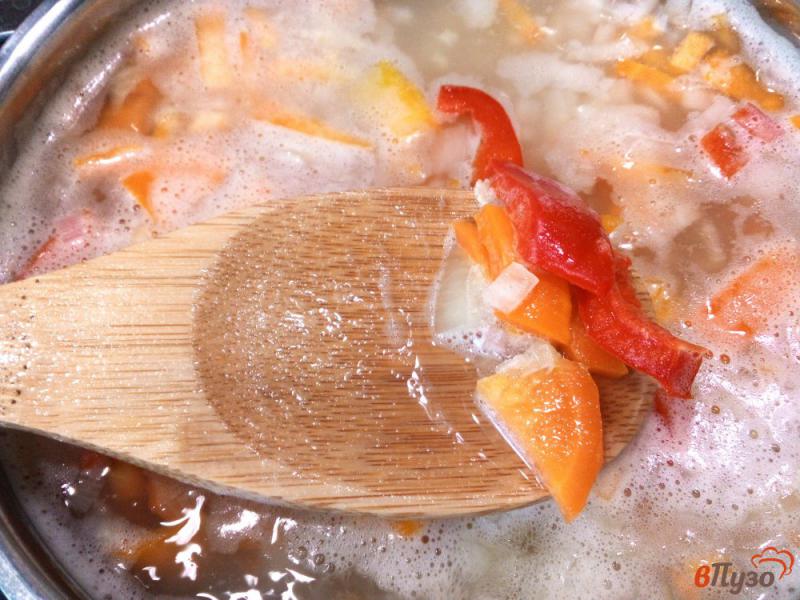 Фото приготовление рецепта: Рыбный суп с бычками, пшеном и овощами шаг №5