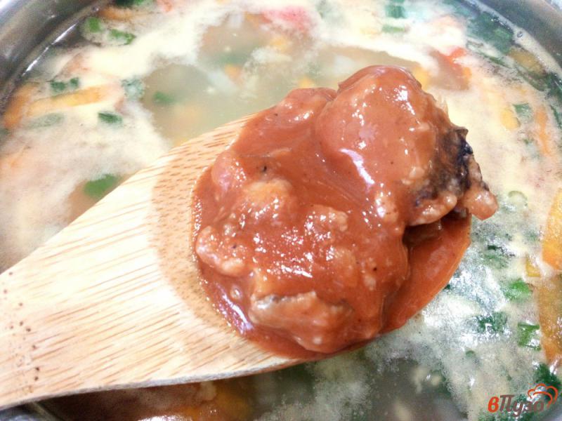 Фото приготовление рецепта: Рыбный суп с бычками, пшеном и овощами шаг №7