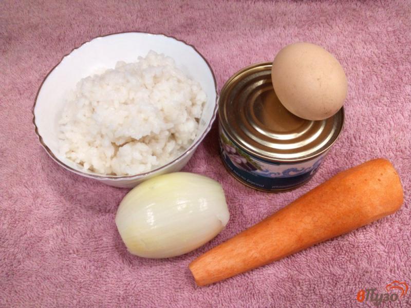 Фото приготовление рецепта: Салат с сайрой, луком, морковью и рисом шаг №1
