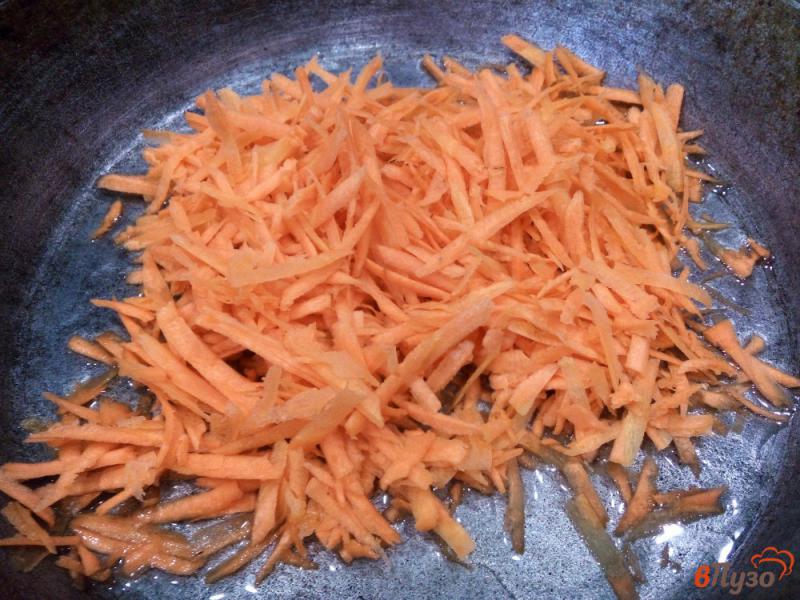 Фото приготовление рецепта: Салат с сайрой, луком, морковью и рисом шаг №2