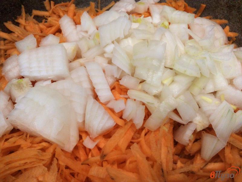 Фото приготовление рецепта: Салат с сайрой, луком, морковью и рисом шаг №3