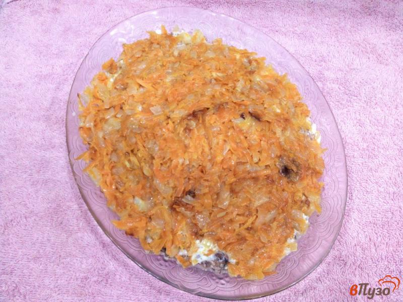 Фото приготовление рецепта: Салат с сайрой, луком, морковью и рисом шаг №7