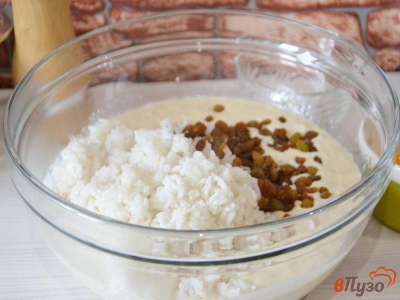 Фото приготовление рецепта: Творожная запеканка с рисом и изюмом шаг №6