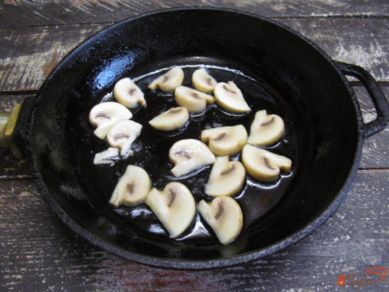 Фото приготовление рецепта: Салат с грибами фасолью и сыром шаг №1