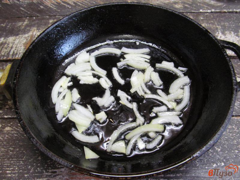 Фото приготовление рецепта: Салат с грибами фасолью и сыром шаг №4