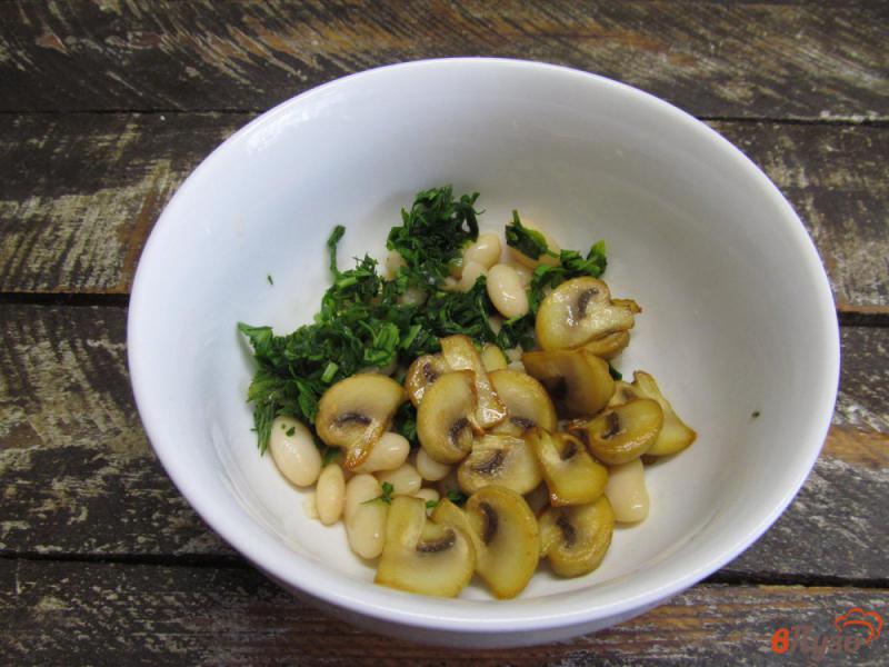 Фото приготовление рецепта: Салат с грибами фасолью и сыром шаг №3