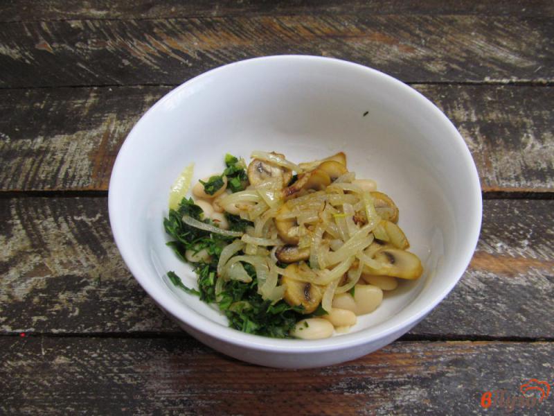 Фото приготовление рецепта: Салат с грибами фасолью и сыром шаг №5