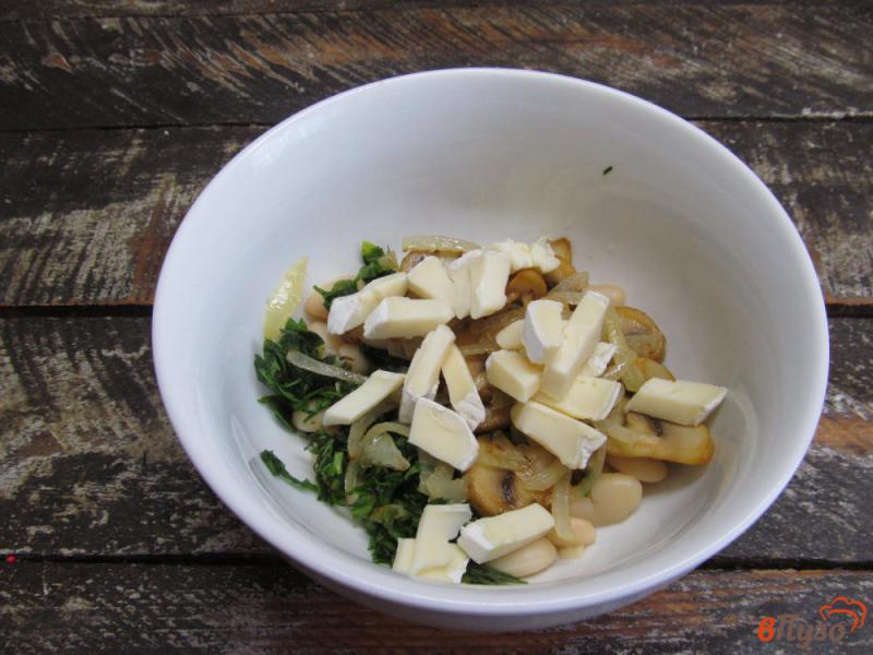 Фото приготовление рецепта: Салат с грибами фасолью и сыром шаг №6