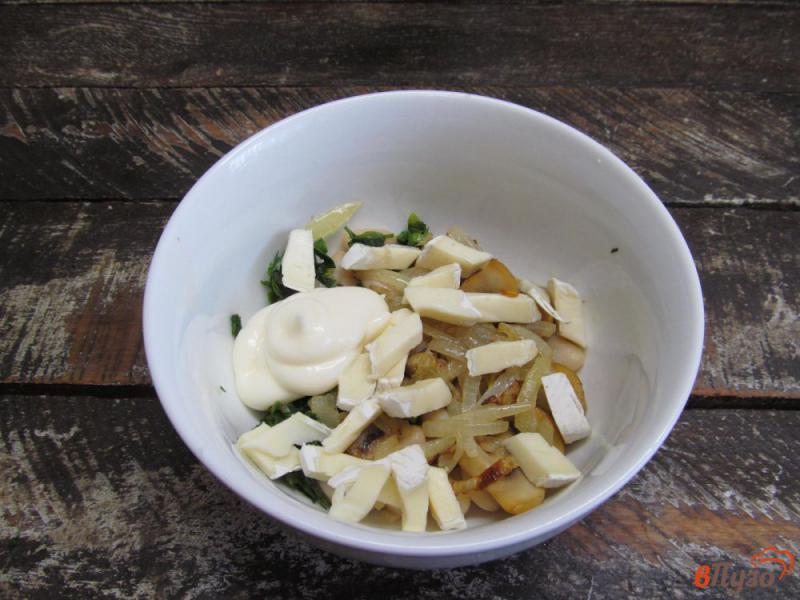 Фото приготовление рецепта: Салат с грибами фасолью и сыром шаг №7