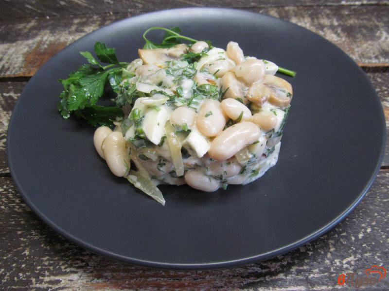 Фото приготовление рецепта: Салат с грибами фасолью и сыром шаг №8
