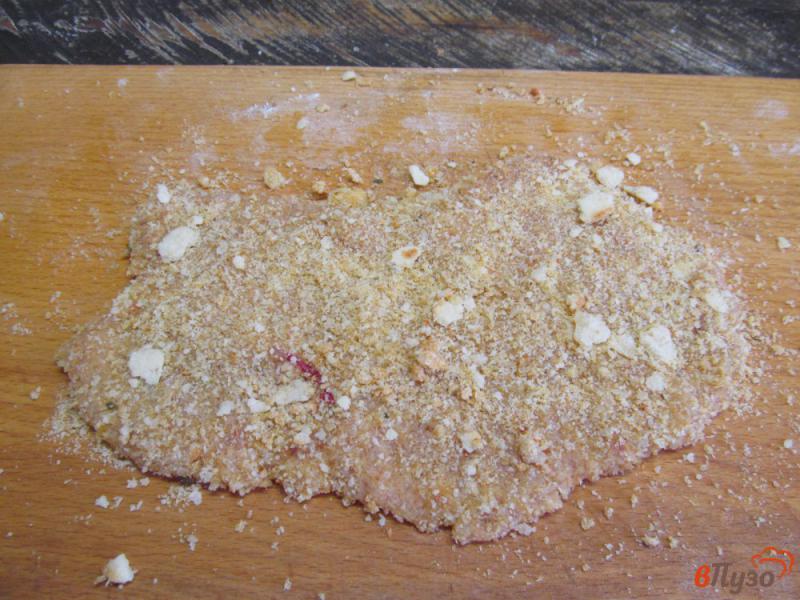 Фото приготовление рецепта: Отбивная из филе индейки в панировке шаг №4