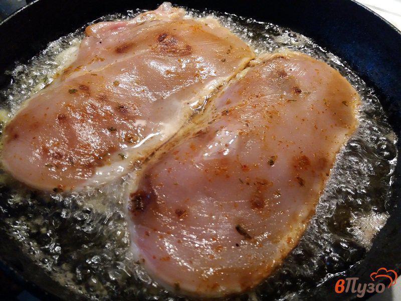 Фото приготовление рецепта: Куриные отбивные в картофельно-сырной шубке шаг №10