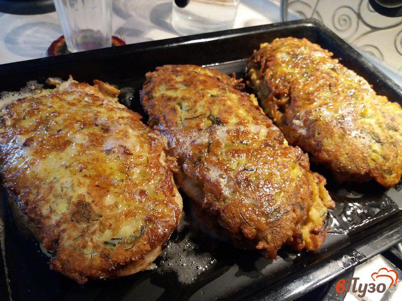 Фото приготовление рецепта: Куриные отбивные в картофельно-сырной шубке шаг №13