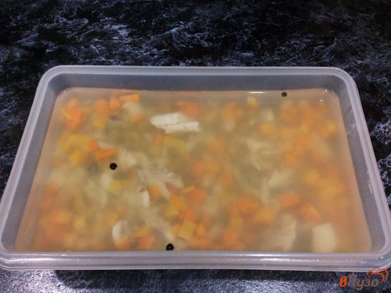 Фото приготовление рецепта: Рыбное заливное с овощами шаг №10