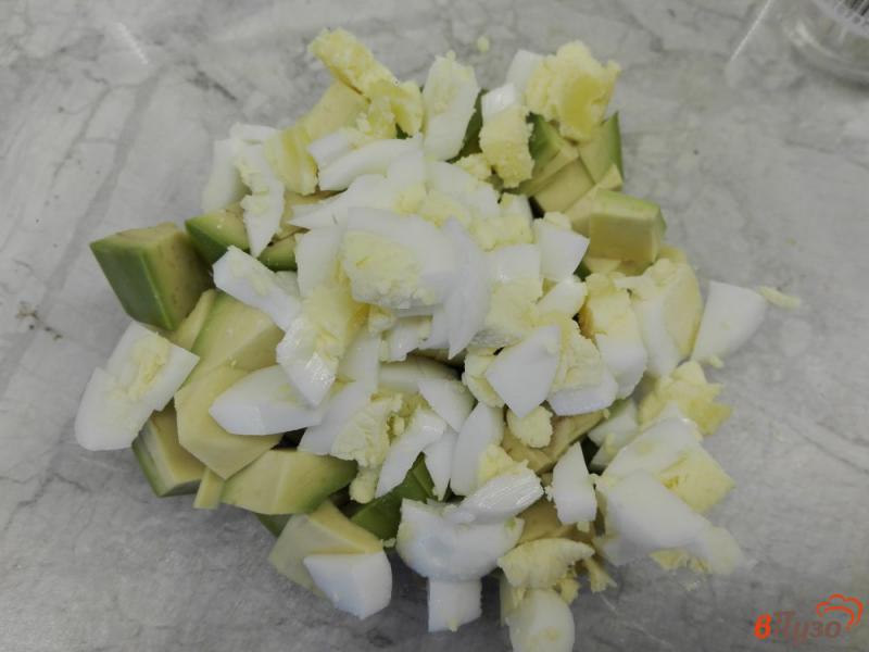 Фото приготовление рецепта: Салат из авокадо с помидорами и сыром шаг №2