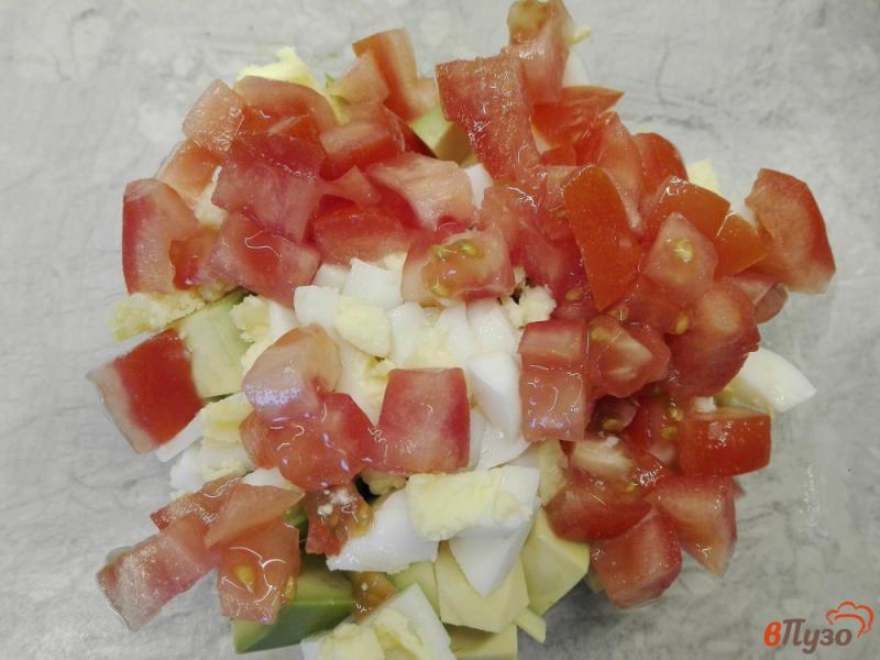 Фото приготовление рецепта: Салат из авокадо с помидорами и сыром шаг №3