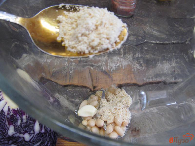 Фото приготовление рецепта: Хумус из фасоли и красной капусты шаг №3