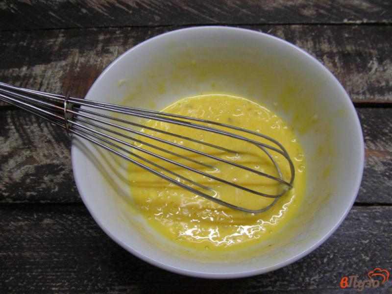 Фото приготовление рецепта: Омлет с сырной начинкой и салями шаг №2
