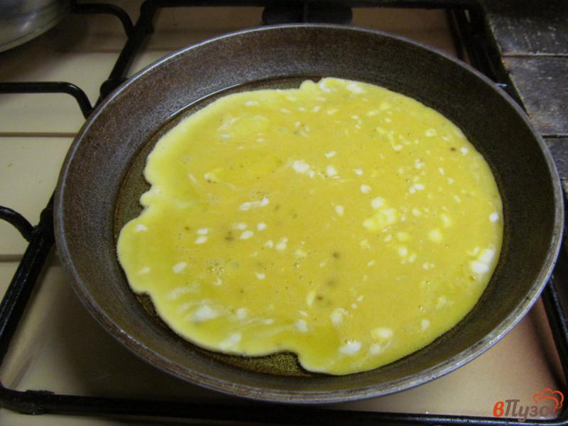 Фото приготовление рецепта: Омлет с сырной начинкой и салями шаг №4