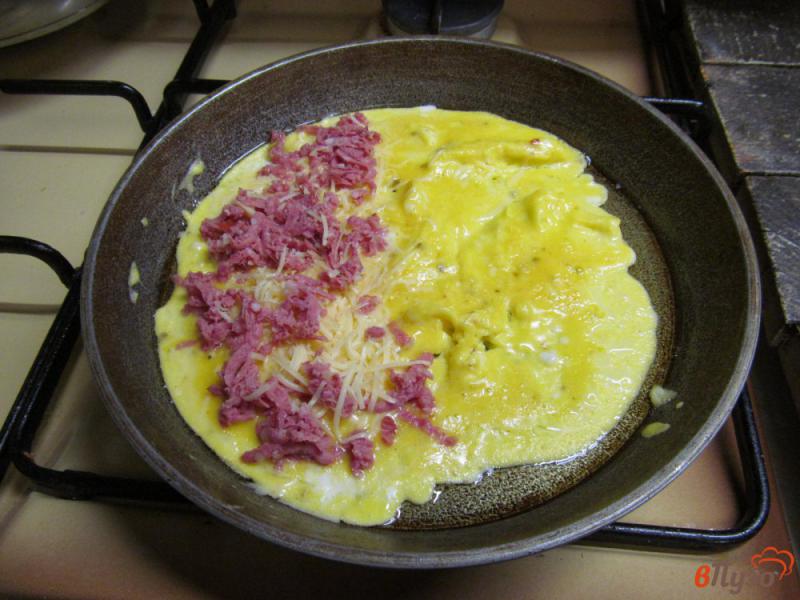 Фото приготовление рецепта: Омлет с сырной начинкой и салями шаг №5