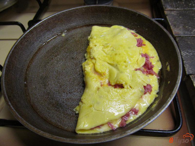 Фото приготовление рецепта: Омлет с сырной начинкой и салями шаг №6