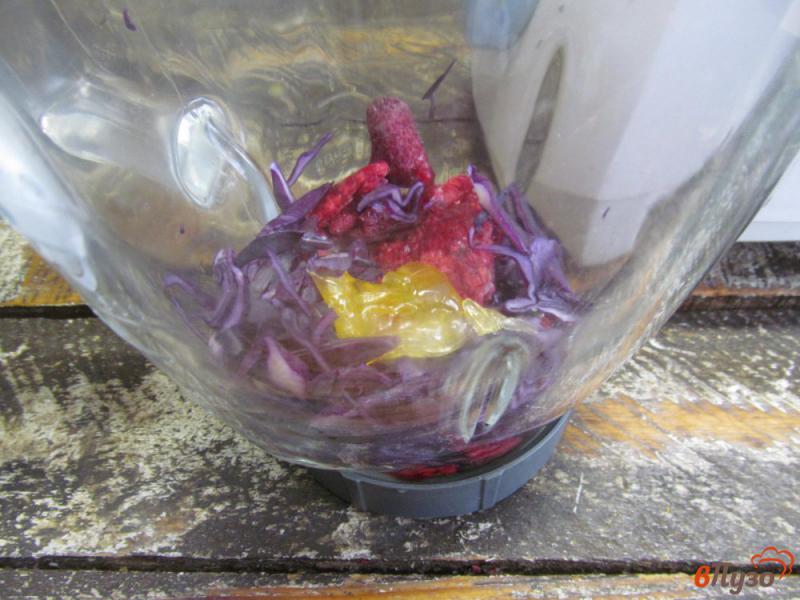 Фото приготовление рецепта: Смузи из малины с красной капустой шаг №4